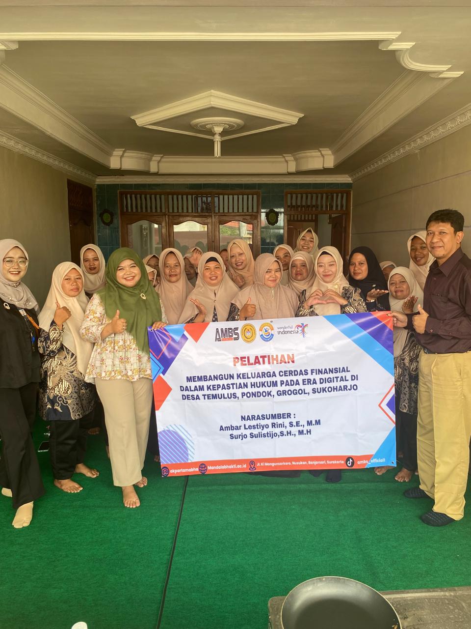Pengabdian kepada Masyarakat: Pelatihan Membangun Keluarga Cerdas Finansial dalam Kapasitas Hukum Pada Era Digitalisasi