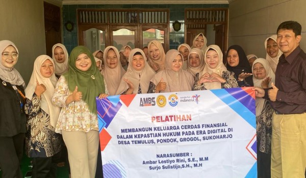 Pengabdian kepada Masyarakat: Pelatihan Membangun Keluarga Cerdas Finansial dalam Kapasitas Hukum Pada Era Digitalisasi